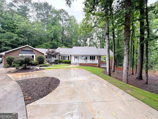 630 Buttercup Trce, Alpharetta, GA 30022 - ranch-style home featuring a porch and curved driveway