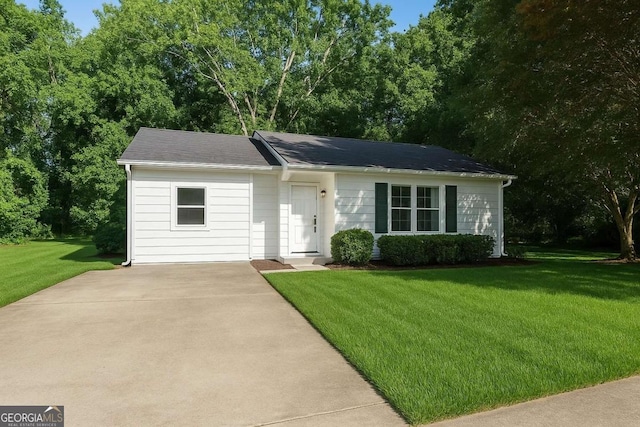 3909 S Creek Ct, Stone Mountain, GA 30083 - ranch-style home featuring a front lawn