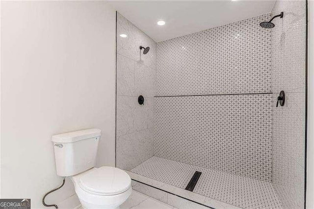 525 Rosemont Dr, Decatur, GA 30032 - bathroom with toilet, tiled shower, and recessed lighting
