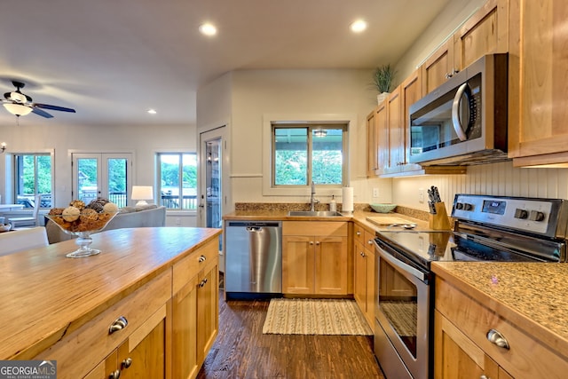 4610 Murray Cove Rd, Tiger, GA 30576 - kitchen featuring appliances with stainless steel finishes, a sink, dark wood-style floors, recessed lighting, and open floor plan