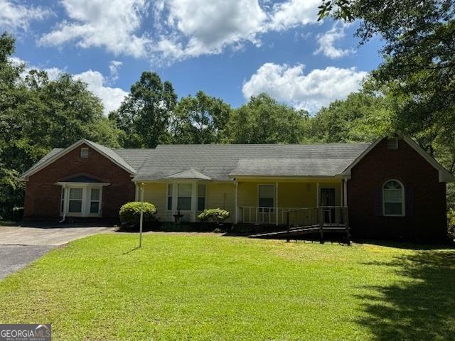 140 Shoal Creek Rd, Griffin, GA 30223 - ranch-style home featuring a front lawn and covered porch