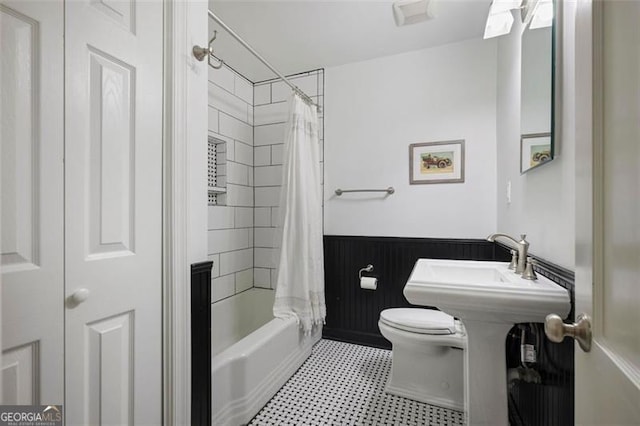 184 Rambo Pl SW, Marietta, GA 30064 - bathroom with toilet, wainscoting, and shower / tub combo