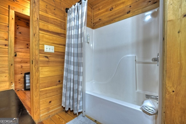 294 Oakwood Trl, Mineral Bluff, GA 30559 - full bath featuring shower / tub combo with curtain