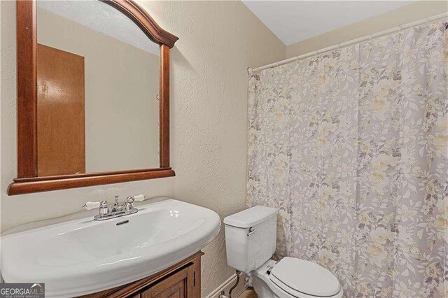 3007 Manning Dr, Marietta, GA 30062 - full bath featuring toilet, a textured wall, vanity, and a shower with curtain
