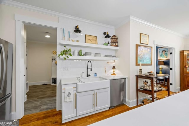 555 Red Bluff Dr, Athens, GA 30607 - bar area with backsplash, stainless steel appliances, crown molding, and wood finished floors