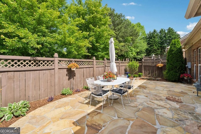550 Mae Ln, Alpharetta, GA 30004 - fenced backyard with a patio area and outdoor dining area