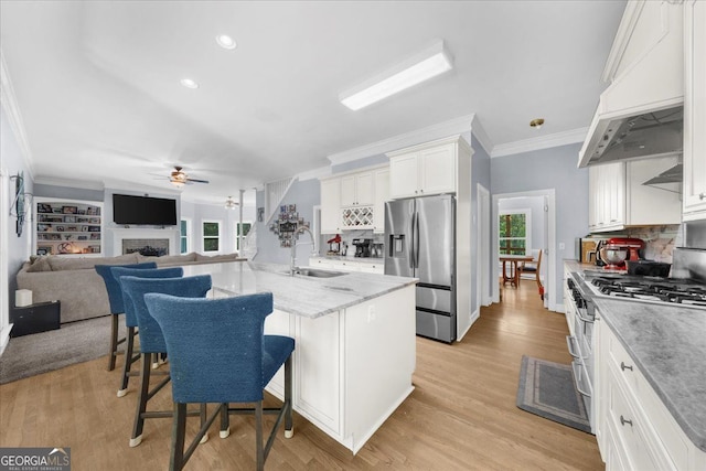 9035 Walnut Cove Ct, Gainesville, GA 30506 - kitchen featuring appliances with stainless steel finishes, a sink, ceiling fan, crown molding, and plenty of natural light