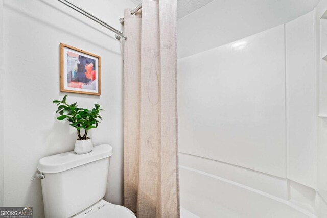 717 Beaufort Cir, Duluth, GA 30096 - bathroom with curtained shower and toilet