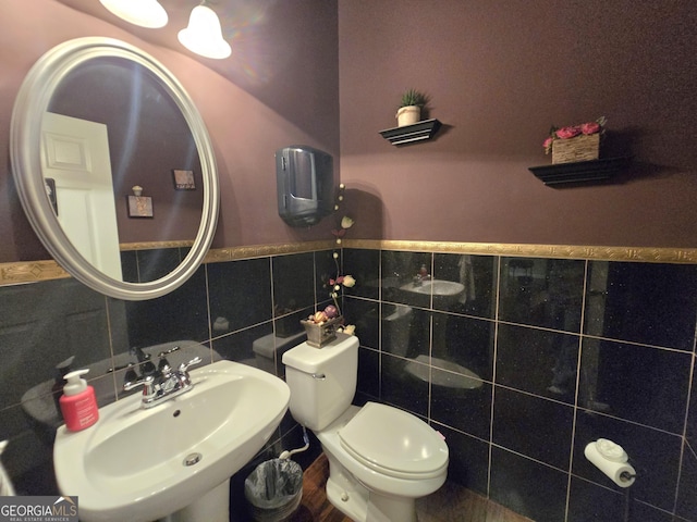 4860 Berkeley Glen Dr, Peachtree Corners, GA 30092 - bathroom with a sink, tile walls, toilet, and a wainscoted wall
