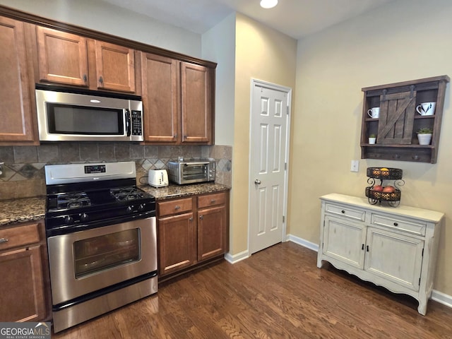 4860 Berkeley Glen Dr, Peachtree Corners, GA 30092 - kitchen featuring stainless steel appliances, tasteful backsplash, dark wood-type flooring, and baseboards