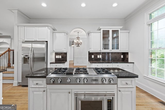 576 Cliftwood Ct, Sandy Springs, GA 30328 - kitchen with appliances with stainless steel finishes, a chandelier, arched walkways, healthy amount of natural light, and crown molding