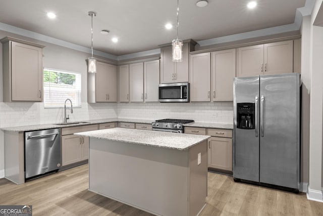 272 Broadstone Blvd, Acworth, GA 30101 - kitchen featuring stainless steel appliances, a sink, gray cabinetry, recessed lighting, and crown molding