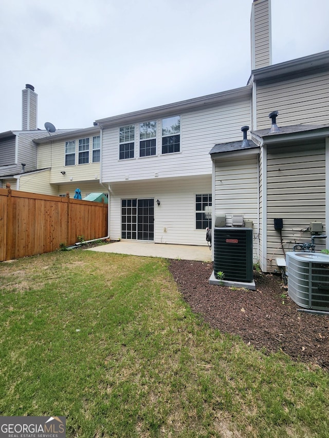 10900 Wittenridge Dr Unit H8, Alpharetta, GA 30022 - back of property with central AC and a patio