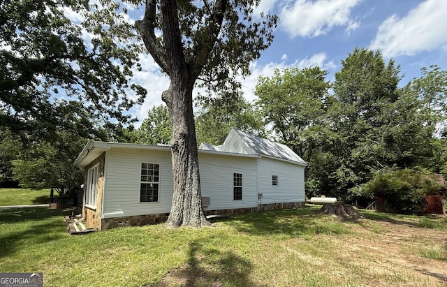 4850 New Liberty Rd, Clarkesville, GA 30523 - view of side of home with a lawn