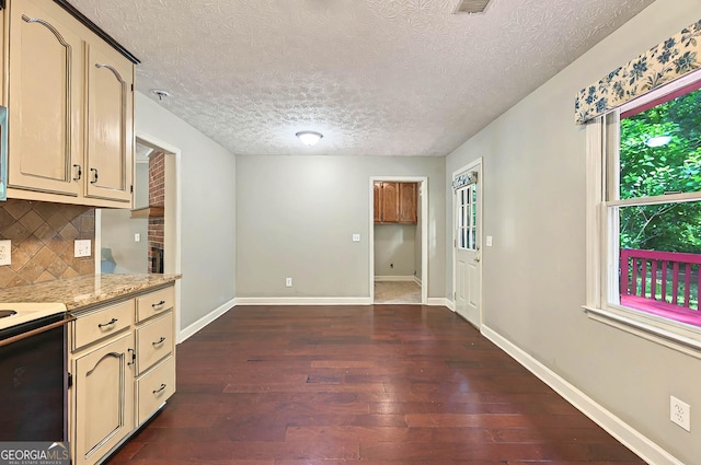 299 Fieldview Dr, Auburn, GA 30011 - kitchen featuring dark wood-type flooring, tasteful backsplash, plenty of natural light, electric range oven, and a textured ceiling