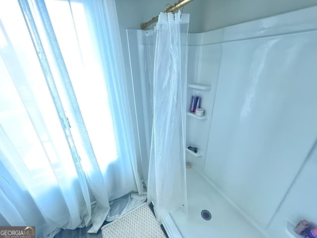 134 Red Oak Dr, Barnesville, GA 30204 - bathroom with a shower with curtain