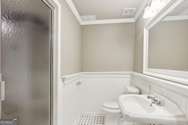 2567 Briers N Dr, Dunwoody, GA 30360 - bathroom featuring crown molding, toilet, a sink, a shower stall, and wainscoting
