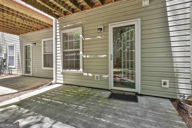 508 Las Brasis Ct, Peachtree City, GA 30269 - property entrance featuring a patio area