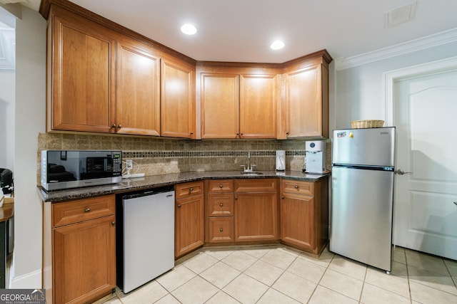 2101 Hunters Green Dr, Lawrenceville, GA 30043 - kitchen featuring freestanding refrigerator, fridge, a sink, decorative backsplash, and crown molding