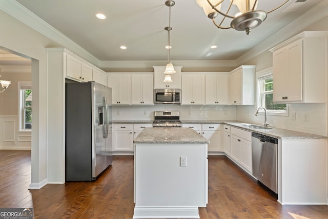4650 Pleasant Woods Dr, Cumming, GA 30028 - kitchen featuring stainless steel appliances, a sink, a chandelier, a center island, and white cabinetry