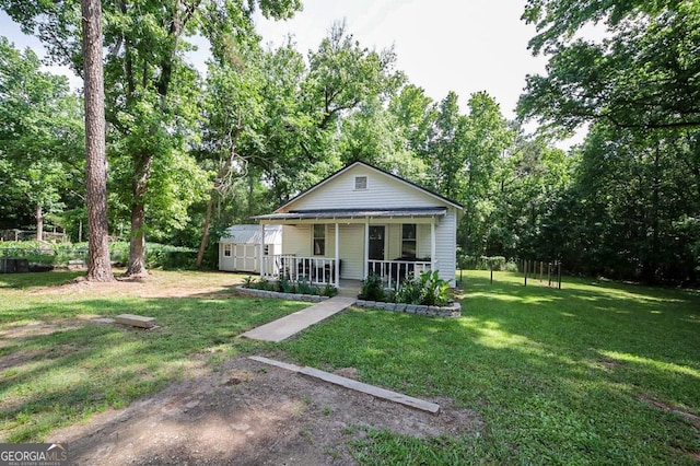 430 Sherwood Cir, Danielsville, GA 30633 - bungalow-style house featuring covered porch, a front yard, and view of wooded area