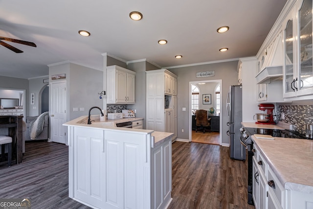 157 Riverbend Cir, Royston, GA 30662 - kitchen with appliances with stainless steel finishes, ceiling fan, white cabinets, a peninsula, and crown molding