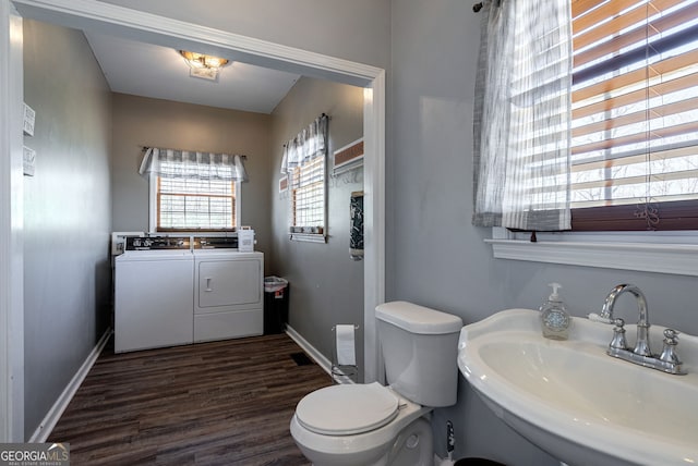 157 Riverbend Cir, Royston, GA 30662 - bathroom featuring washing machine and clothes dryer, wood finished floors, a sink, toilet, and baseboards