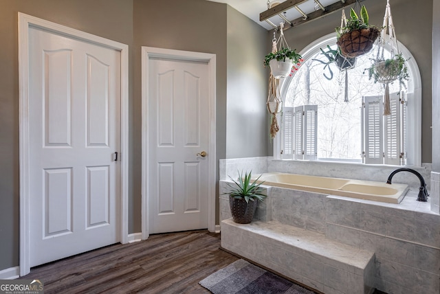 157 Riverbend Cir, Royston, GA 30662 - full bath featuring a bath and wood finished floors