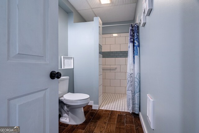 157 Riverbend Cir, Royston, GA 30662 - bathroom featuring wood tiled floors, toilet, a tile shower, and baseboards