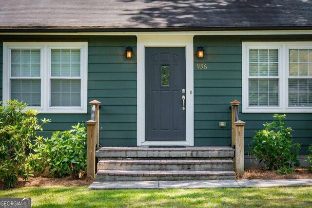 936 Ormewood Ter SE, Atlanta, GA 30316 - view of exterior entry featuring a shingled roof