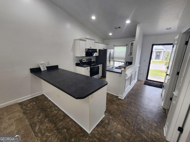 206 York Way, Augusta, GA 30909 - kitchen with stainless steel appliances, a peninsula, dark countertops, a sink, and recessed lighting
