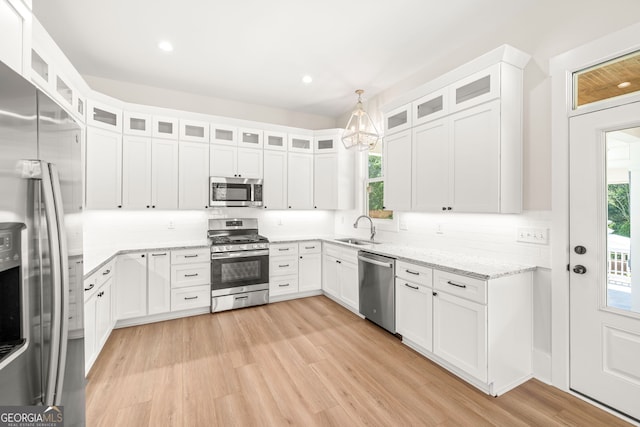 401 Roper Dr, Clarkesville, GA 30523 - kitchen with appliances with stainless steel finishes, a sink, backsplash, plenty of natural light, and recessed lighting