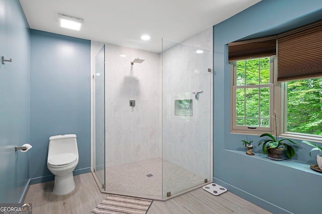1560 Bubbling Creek Rd NE, Atlanta, GA 30319 - full bathroom with a tile shower, toilet, wood finished floors, and baseboards