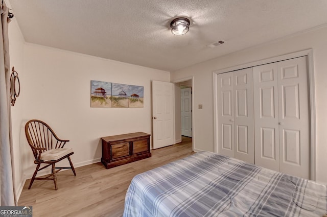 248 Riverview Trl, Roswell, GA 30075 - bedroom featuring light wood finished floors, a textured ceiling, baseboards, and a closet
