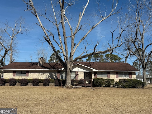 3 E Kelly Ln, Hazlehurst, GA 31539 - ranch-style house featuring a chimney, brick siding, and a front lawn