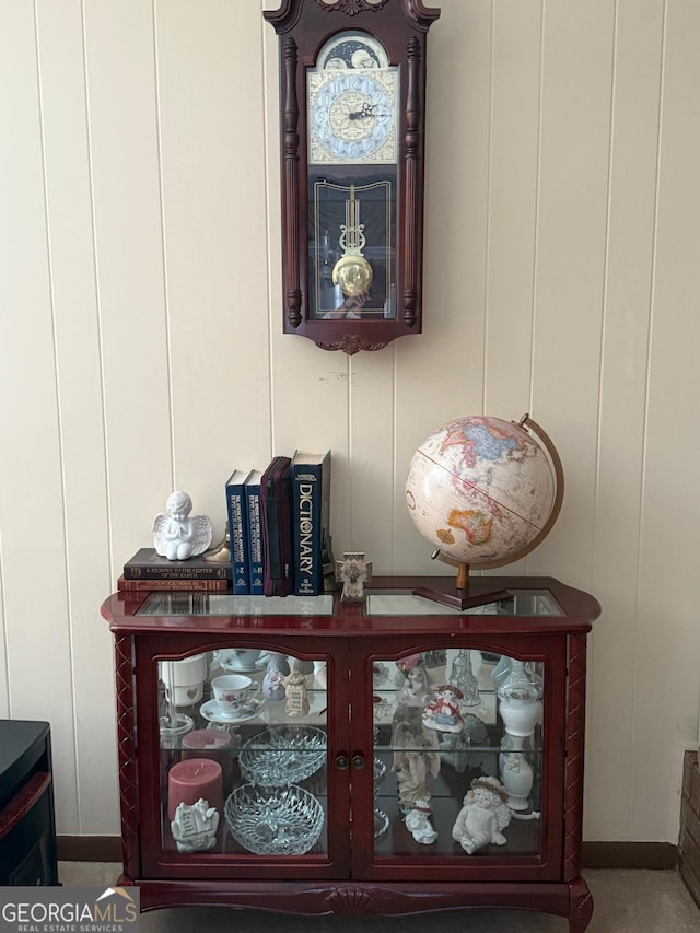 3 E Kelly Ln, Hazlehurst, GA 31539 - detailed view of a decorative wall and baseboards