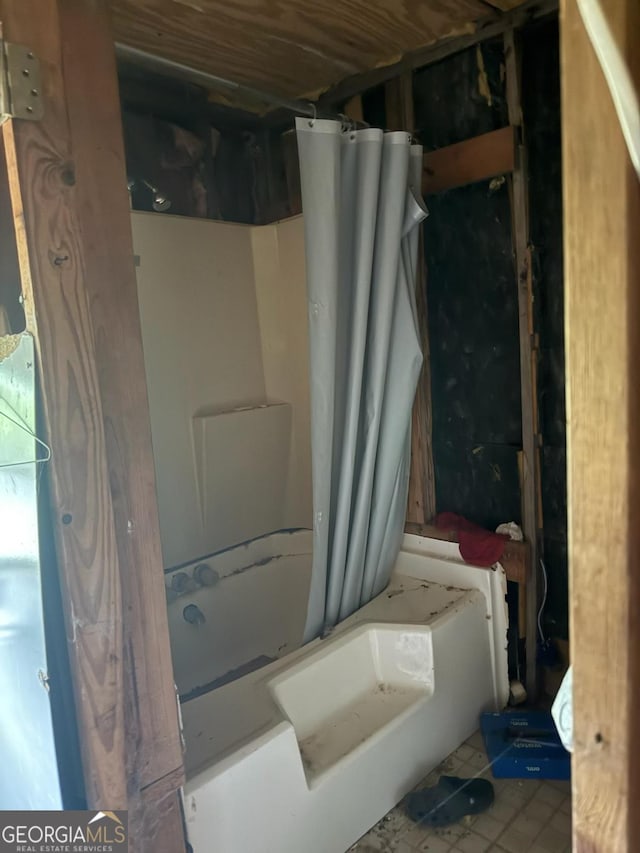 1618 Walls Rd, Sparta, GA 31087 - bathroom featuring shower / bath combination with curtain