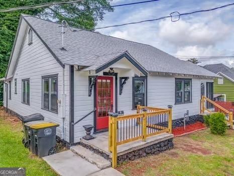 2 E 10th St SW, Rome, GA 30161 - view of front facade featuring a shingled roof and a front lawn