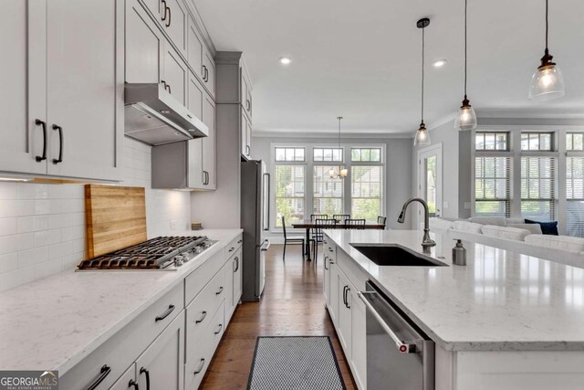 3108 Huntington Pl, Milton, GA 30004 - kitchen featuring stainless steel appliances, under cabinet range hood, a sink, a kitchen island with sink, and tasteful backsplash