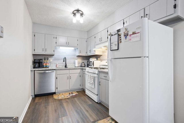 189 Timber Creek Ln, Marietta, GA 30060 - kitchen featuring stainless steel appliances, under cabinet range hood, a textured ceiling, a sink, and dark wood-style floors