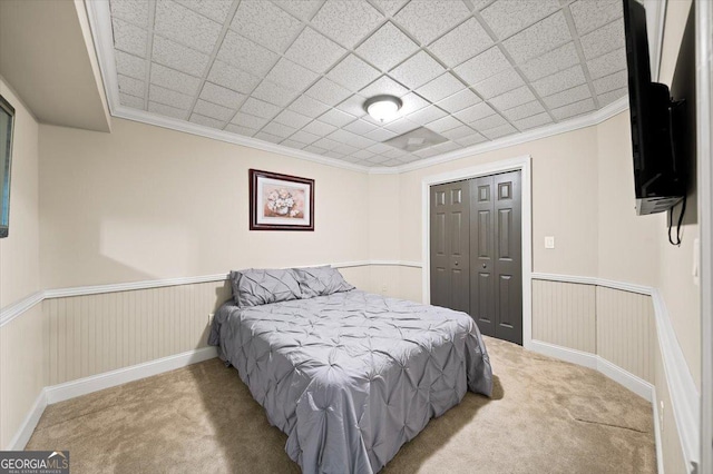 161 Highgrove Dr, Suwanee, GA 30024 - bedroom featuring carpet floors, wainscoting, a closet, and ornamental molding