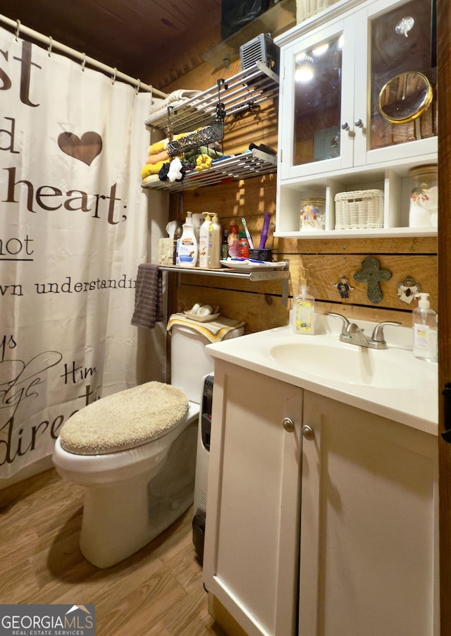 87 Garden Ln, Cleveland, GA 30528 - full bath featuring toilet, vanity, a shower with shower curtain, wood finished floors, and wood ceiling