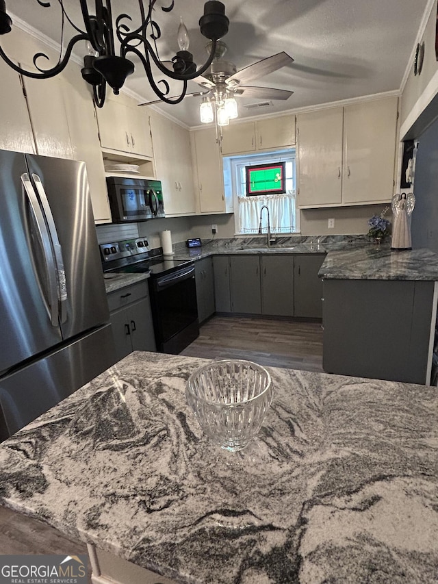 815 W Crawford St, Dalton, GA 30720 - kitchen featuring black appliances, a sink, crown molding, wood finished floors, and a ceiling fan