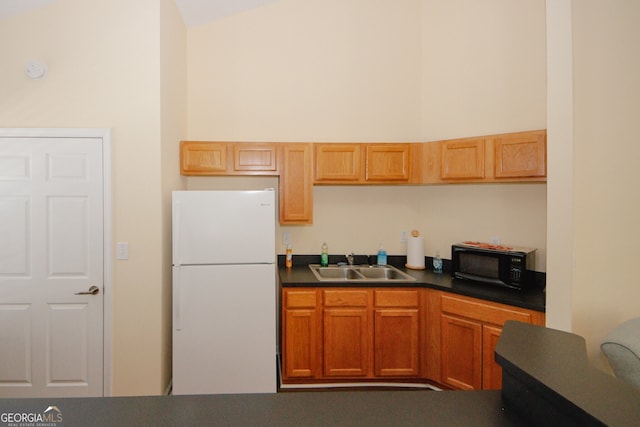 2191 Rockbridge Rd Unit 103, Stone Mountain, GA 30087 - kitchen featuring freestanding refrigerator, black microwave, a sink, and dark countertops