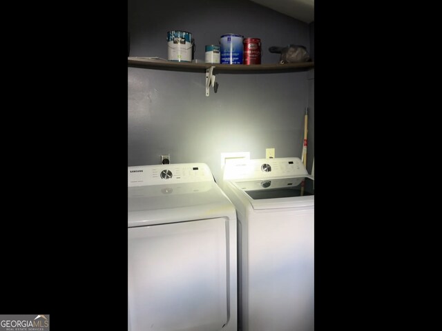 836 Wood St NW, Atlanta, GA 30318 - laundry room with washer and dryer