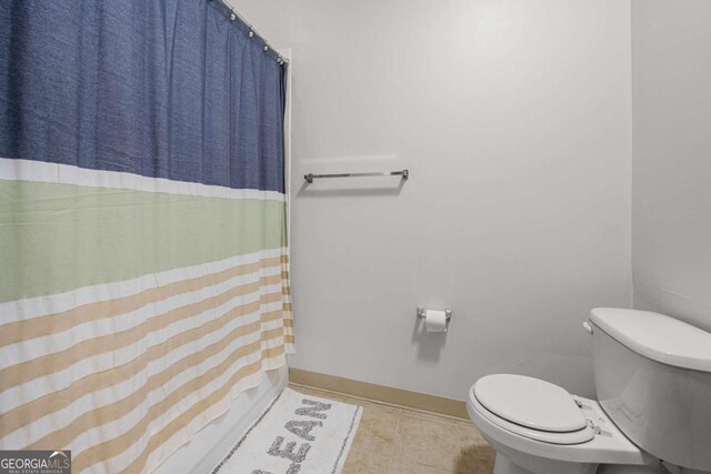 870 Mayson Turner Rd NW Unit 1111, Atlanta, GA 30314 - bathroom with toilet, a shower with curtain, tile patterned floors, and baseboards