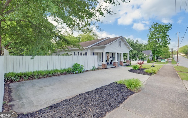 276 E Tugalo St, Toccoa, GA 30577 - view of front facade featuring covered porch and driveway