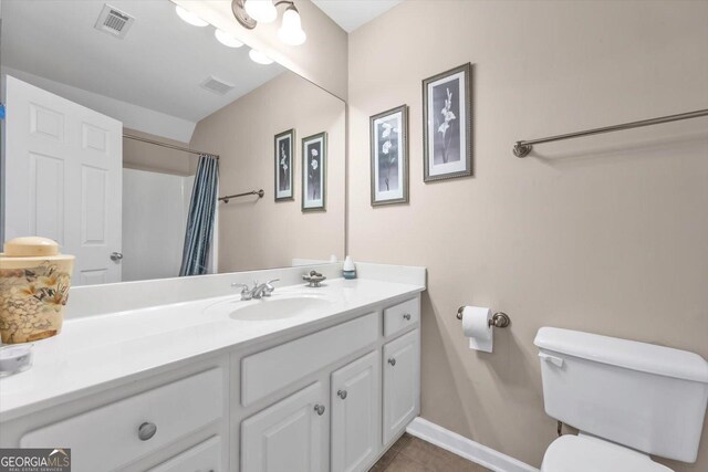 413 Tuxedo Dr, Commerce, GA 30530 - bathroom with toilet, vanity, baseboards, curtained shower, and tile patterned flooring