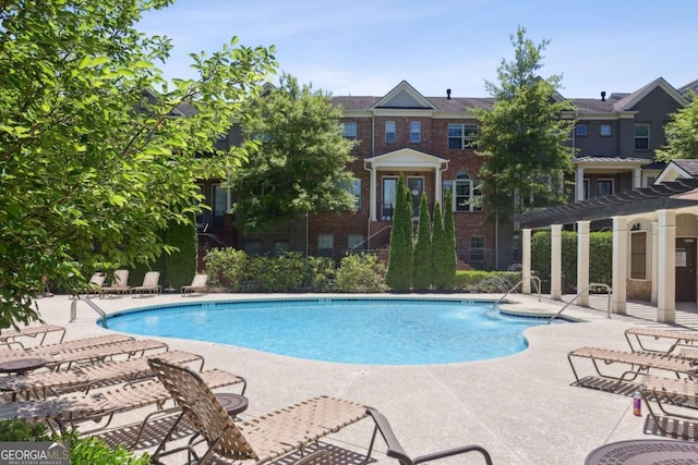 345 Alderwood Ln, Sandy Springs, GA 30328 - community pool with a pergola and a patio area