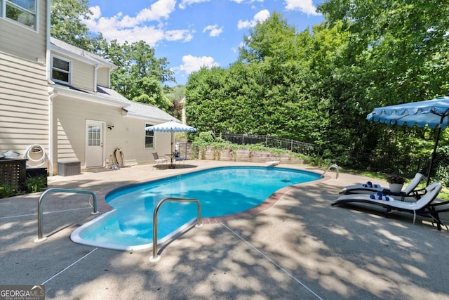 2936 Summitop Rd NE, Marietta, GA 30066 - view of swimming pool featuring a patio area and view of wooded area